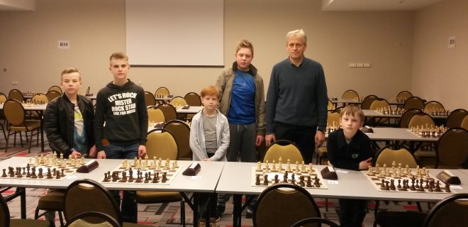 (Iš kairės Pijus, Kajus, Paulius, Erikas, treneris ir Skomantas.