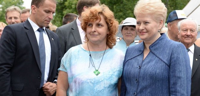 Romarika Pikelienė vienoje šventinėje Jurbarko mugėje Prezidentei Daliai Grybauskaitei padovanojo savo tapytą šilko skarelę. / Prezidentūros nuotr.