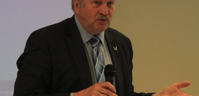 Europarlamentaras B. Ropė rajono ūkininkams nieko pažadėti negalėjo. Anot jo, išeitis – mažinti sąvartynų tvarkymo kaštus, antraip mokestis už šiukšles didės, nes atliekų tvarkymo centrus, tokius kaip Tauragės RATC, reikia išlaikyti.
