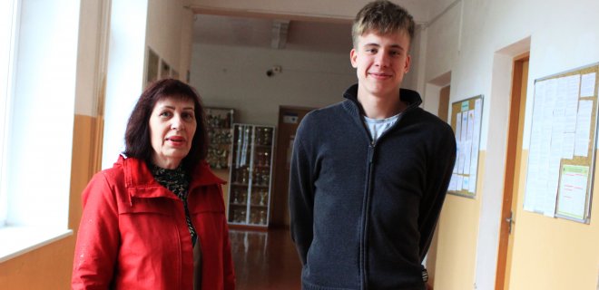 Jurbarkietis Titas ir jo fizikos mokytoja Dalė Kvietkauskienė.