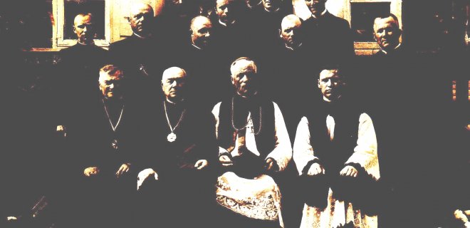 Almos Puidokaitės archyve išsaugota nežinomo autoriaus nuotrauka. T. Matulionis sėdi antras iš dešinės.