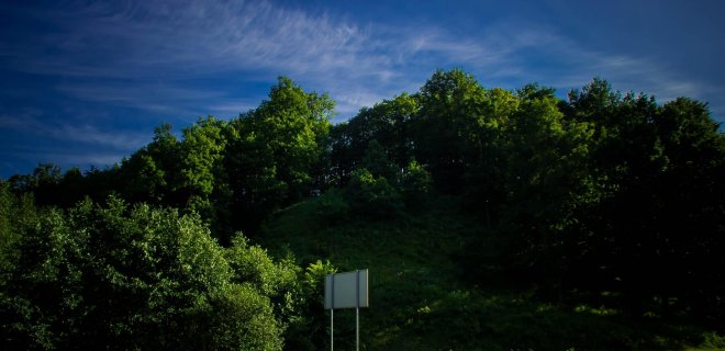 Štai taip dabar atrodo piliakalnis iš Nemuno pusės. / Rūtos Bakšienės nuotr.