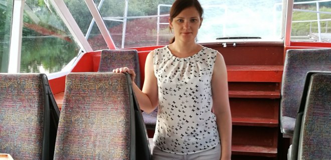 Pradėję keliones vasaros viduryje naujieji greitaeigio katerio šeimininkai yra kupini entuziazmo ir naujų planų. jau šį rudenį, jei bus palankūs orai, jie ketina siūlyti plaukti laivu į marias stebėti paukščių migracijos. Nuotraukoje - Vaida Vaitonė. / Asmeninio albumo nuotr.