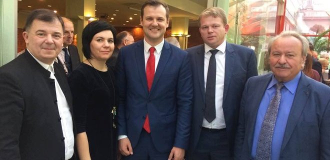 A. Zairys (kairėje) su partiečiais, kai LSDP dar buvo vienininga. / LSDP Jurbarko skyriaus feisbuko nuotr.