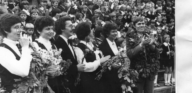 Bendras dainų šventės vaizdas 1983 m. Pirmoje eilėje pirma iš kairės Dalė Jonušauskienė.