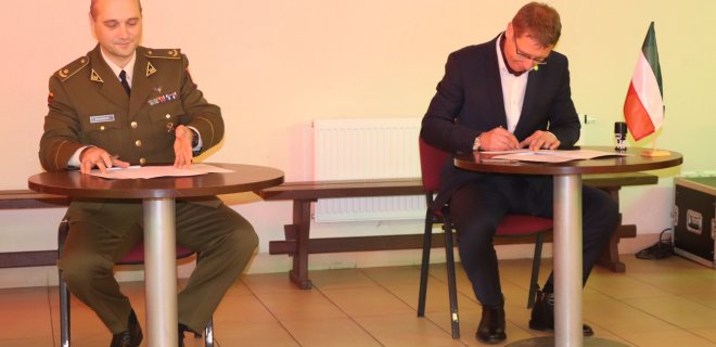 Sutartį pasirašo štabo viršininkas mjr. Vilius Zagurskis ir kultūros centro direktorius Arvydas Griškus