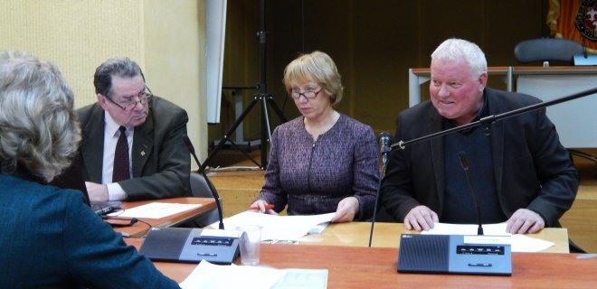 Raudonės pagrindinės mokyklos direktorius V. Staponas (dešinėje)vietiniams politikams pranešė, kad Raudonėje nebeliks ir pradinės mokyklos, nes nėra vaikų.