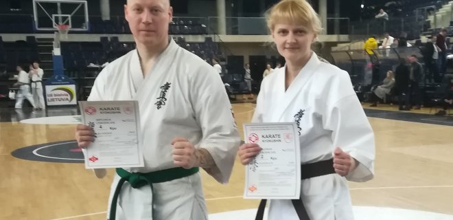 Po sėkmingai išlaikyto kyokushin karate egzamino jurbarkiečiai Linas Batarūnas ir Ilma Muraškaitė. / Kumite nuotr.