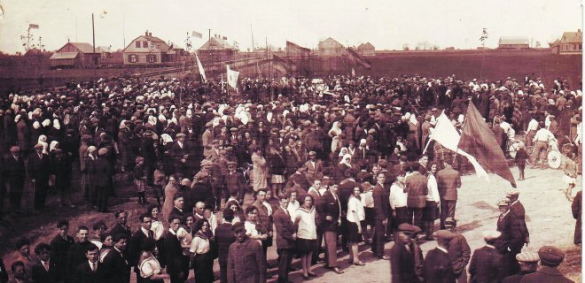 „Vaje tu mano, sviete, ko ir nebuvo. Ir didi daugybė pavasarinkų (pavasarininkų) ir didžių ponų ir kunigų ir vaikų kaip pupų. O jau svieto, svieto, kaip per šv. Roką. Pragyvenau 90 metų, o tokių štukų nemačiau...“, – rašoma 1928 m. gegužės mėnesio „Lietuvos aide“. Tikėtina, kad šis įvykis užfiksuotas šioje A. Puidokaitės archyvo nuotraukoje, kurioje minia susirinkusi Nepriklausomybės sode.