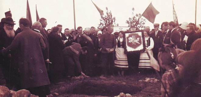 Pamatinių akmenų, skirtų Lietuvos valstybės atkūrimo 10-mečiui, šventinimas. Tikėtina, kad ši vieta vadinta Nepriklausomybės sodu, dabar neoficialiai – Vytauto parku. Kraštotyrininkės Almos Puidokaitės archyvo nuotraukos