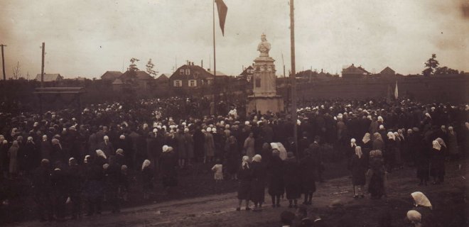 Tautos šventė Jurbarke 1931 metų rugsėjo 8 d. prie Vytauto Didžiojo paminklo. A. Puidokaitės archyvo nuotr.