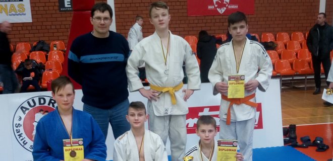 Stovi iš kairės į dešinę: V.Paukštis, Eimis Majauskas ir Paulius Margelis. Klūpi iš kairės į dešinę: Nojus Girdžius, Ernestas Snudaitis ir Svajūnas Kondratavičius.