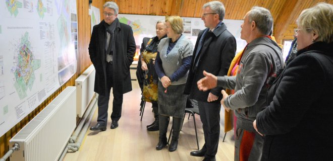 Savivaldybės vadovai susipažino su Klausučių Stasio Santvaro pagrindinės mokyklos salėje eksponuojamu Klausučių gyvenvietės detaliuoju planu „Klausučių kaimas – vieta, kurioje norisi gyventi, dirbti ir poilsiauti“.