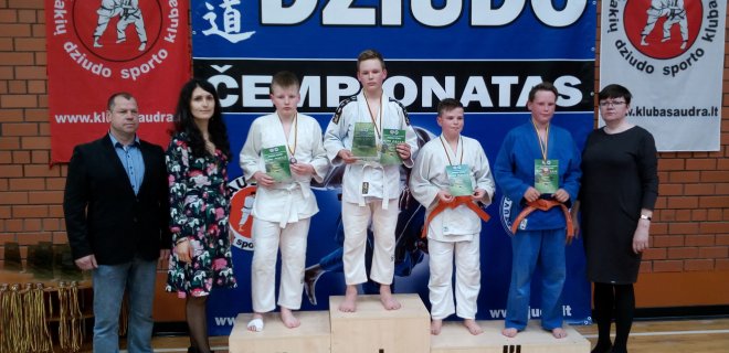 Trečias su mėlynu kimono Nojus Girdžius / V. Paukščio nuotr.