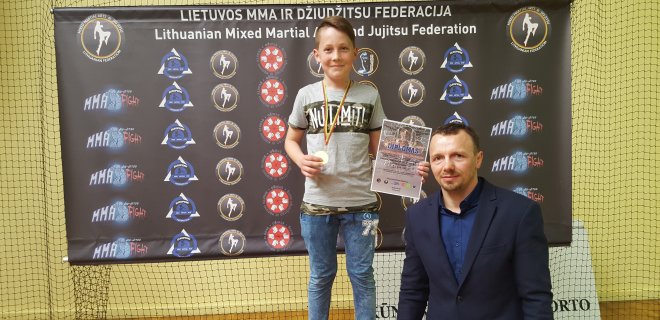 Edvinas Kvieska I vieta. Su treneriu M. Smirnovu. / Klubo „Pantera“ nuotr.