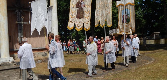 Procesijoje nešamas Šventasis Sakramentas ir bažnytinės vėliavos. Viena iš jų skirta bažnyčios globėjui Šv. Antanui.