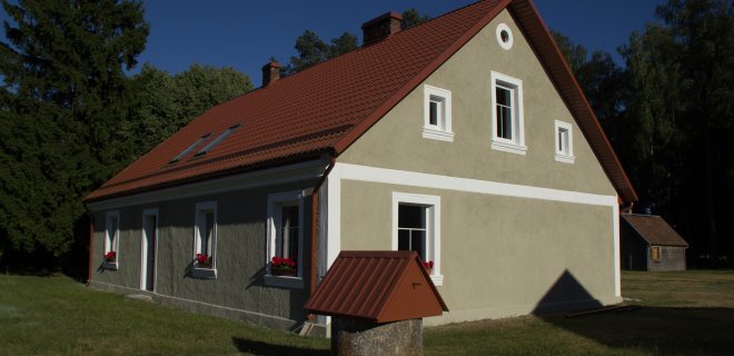 Buvo Raskės namas, o dabar Šašių. Įdomi šio pastato istorija. Klestėjimo laikotarpiu čia buvo įsikūręs lentpjūvės administracinis pastatas, savo laiku veikė mokykla, vaikų darželis. Tarybiniais metais jis paverstas daugiabučiu. Pokariu vienu metu čia gyveno ir septynios šeimos. / R. Bakšienės nuotr.