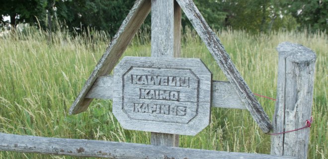 Kaimas savo lentelės neturi, o jo kapinaitės turi. Šios kapinaitės – vienos iš nedaugelio, kurių tarybiniais laikais neišplėšė  vadinamieji kapų plėšikai. Neišdrįso, nes visada šalia gyveno žmonės. / R. Bakšienės nuotr.