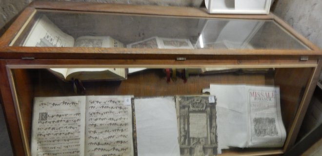 Muziejuje – gausybė gerai išsilaikiusių metrikų, santuokų registravimo, bažnyčios organizacijų knygų, įvairių kitų dokumentų, nuotraukų ir kitokių eksponatų.