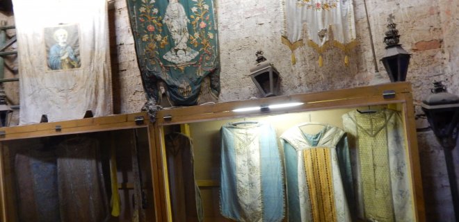 Muziejuje galima pamatyti įvairių epochų bažnytines vėliavas ir arnotus.
