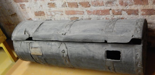 Ši muziejuje saugoma metalinė skrynia buvo skirta susidėti daiktus  keliaujant.