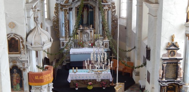 Veliuonos bažnyčią garsina puošnus barokinių altorių ansamblis. Tai patys turtingiausi Jurbarko rajone maldos namai – paveikslais, skulptūromis, apdaila ir istoriniu palikimu.