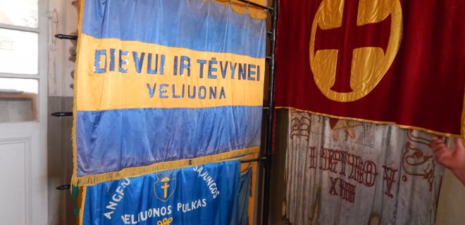 Muziejaus patalpoje sukabintos įvairių laikotarpių miestelio ir apylinkių organizacijų vėliavos.