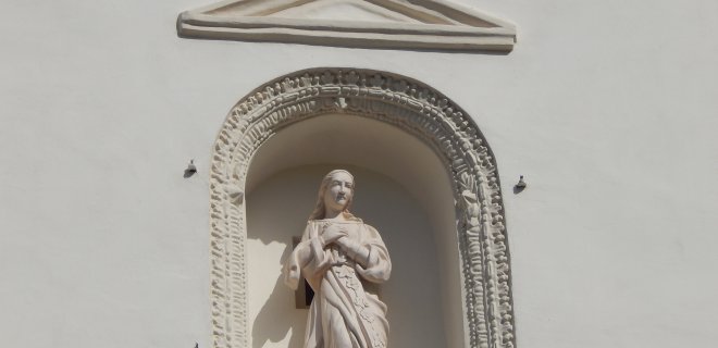 Restauruota Švč. Mergelės Marijos skulptūrėlė pagrindiniame fasade.