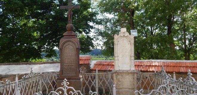 Bažnyčios šventoriuje ilsisi garsūs broliai dainų rinkėjai, lietuvybės puoselėtojai Antanas ir Jonas Juškos.