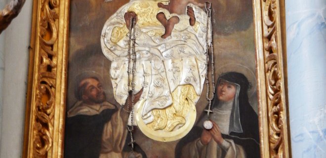 Vienas iš gražiausių bažnyčios altorių su Šv. Marijos paveikslu.