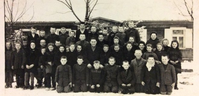Senosios gaisrinės darbuotojų fotografija, daryta dar tarpukariu, kabo garbingoje susirinkimų salės vietoje. Ją padovanojo netoli senosios gaisrinės gyvenęs žmogus, pro kurio tėvų namo langus ji matėsi.