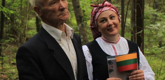 Du bunkerio prižiūrėtojai - A. Puišys ir L. Lukošienė.
