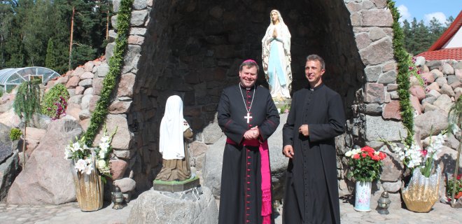 Atlaidus aukojo vyskupas augziliaras Darius Trijonis (kairėje), kurį Viešvilės klebonas Kęstutis Pajaujis pristatė kaip savo antros kartos pusbrolį.