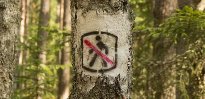 Įeiti draudžiama. Tokiais užrašais paženklintos Viešvilės valstybinio gamtinio rezervato ribos. / R. Bakšienės nuotr.