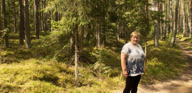 Su ja ir įdomu, ir smagu. Geriausia gidė keliaujant po Kalvelių, Jūravos girininkijų kaimus ir miškus – buvusi Kalvelių girininkė Irena Petrošienė. / R. Bakšienės nuotr.