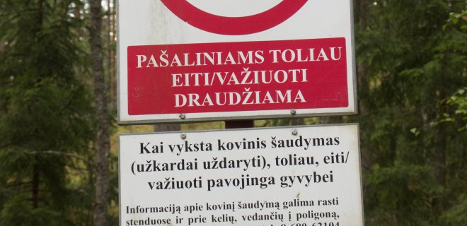 Viešvilės seniūnijos miškuose įrengta ir šaudykla. Kada vyksta kovinis šaudymas – surašyta štai tokioje lentoje. / R. Bakšienės nuotr.