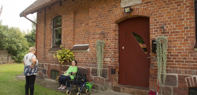 Svečiuose Žardelių kaime. Taip atrodė tipinis vokiečių girininkijos pastatas – virš durų iki šiol išlikusi lentelė su vokiškais užrašais. Tais laikais čia gyveno girininkas su šeima, tiesiog fioršteriu vadinamas. / R. Bakšienės nuotr.