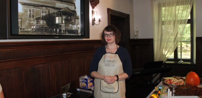 Laurina Todesaitė, projekto „Cookjewishbejewish“ vadovė, pristatė žydų kulinarinį paveldą. Rankose ji laiko per žydų Naujuosius metus kepamą chalą – pynutę primenančią duoną. Ji būna apvali, nes simbolizuoja metų cikliškumą.