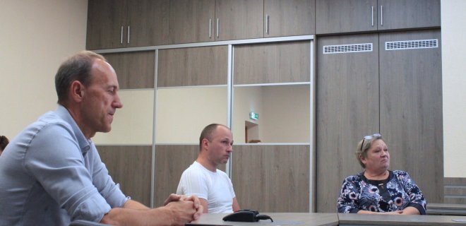 Viešojo konkurso komisijos pirmininkas Arvydas Štulas (kairėje), kuris yra ir Jurbarko autobusų parko direktorius, siūlo investuotojų neieškoti, bet savivaldybei stotį statyti savo lėšomis.