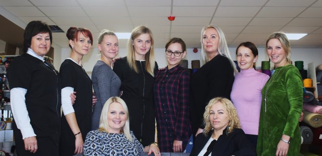 Apie tai, kad verslas sekasi, rodo ir didelis kolektyvas. R. Nyderienė (sėdi dešinėje) darbo vietas sukūrė vienuolikai darbuotojų ir dar samdo dvi siuvėjas, kurios siuva užuolaidas, vaikišką patalynę ir kt.