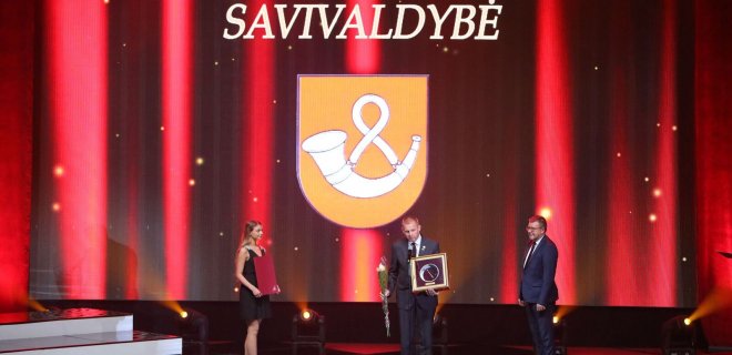 Tauragės rajono meras atsiima apdovanojimą už verslumo skatinimą. / LSA nuotr.