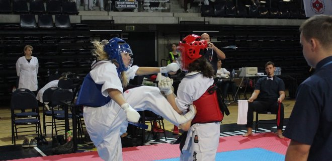 Sėkmingai varžybose pasirodžiusi ir vicečempione tapusi Emilija Kasputytė (mėlynas šalmas). / Klubo „Kumite“ nuotr.