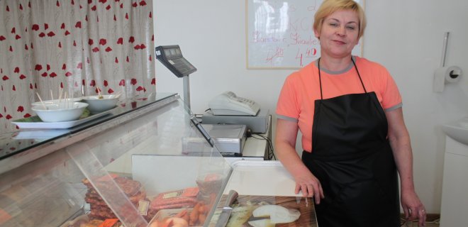 Jurbarkietė verslininkė Rita Kleinienė Kauno gatvėje atidarė mėsos produktų parduotuvę, kurioje galima įsigyti natūraliai rūkytų kaimiško dūmo mėsos gaminių.