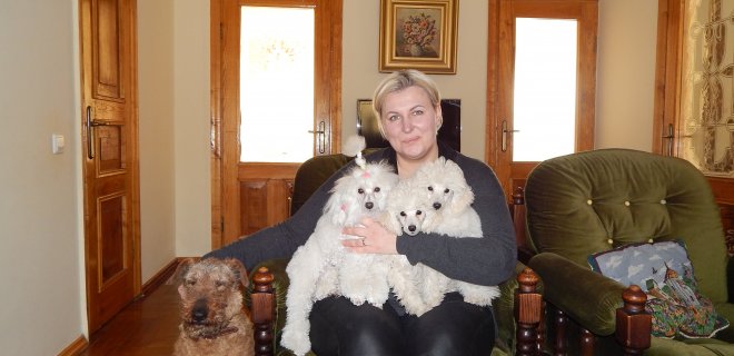 Fotosesijai pasiruošę – trys gražuoliai pudeliukai Amiga, Ben 10, Boom bomm Egidijos glėbyje ir šalia įsitaisiusi Čilė. / Redakcijos nuotr.