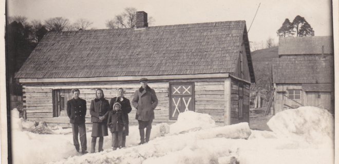 Nuotraukoje įamžinti Jadvygos iš Seredžiaus kaimynai 1951 metais, kuomet ir buvo pirmas didelis potvynis, kurį moteris iki šiol ryškiai prisimena. / Asmeninio albumo nuotr.