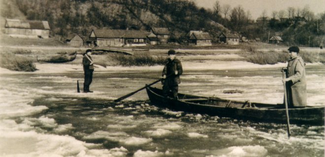Kėlimasis valtimi per užšalantį Nemuną.  Veliuona, XX a. 6 dešimtmetis. / Balio Šimkaus nuotr.