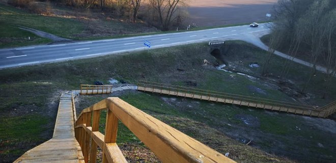 Tvarkomas Kartupėnų piliakalnis tapo dar vienu patraukliu turistų traukos objektu. nuotr.