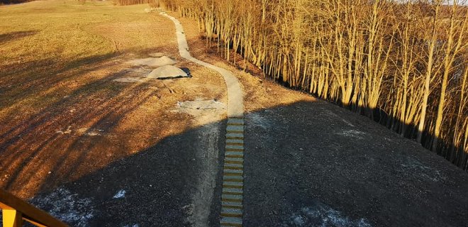 Tvarkomas  Kartupėnų piliakalnis tapo dar vienu patraukliu turistų traukos objektu. nuotr.