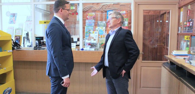 J. Sadauskas ir Jurbarko pašto viršininkas Romas Paulikas (dešinėje)