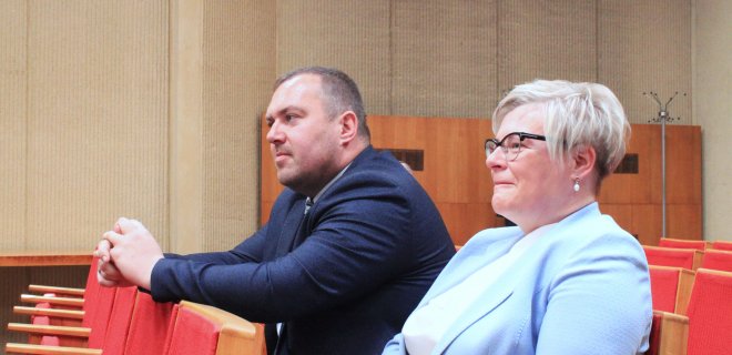 Pasipuošę ir smagūs posėdžioje pradžioje, ir šokiruoti, suglumę - jo pabaigoje.